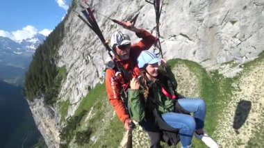 para bir kasabada bir İsviçre vadi dağ şelalenin arkasında yelken