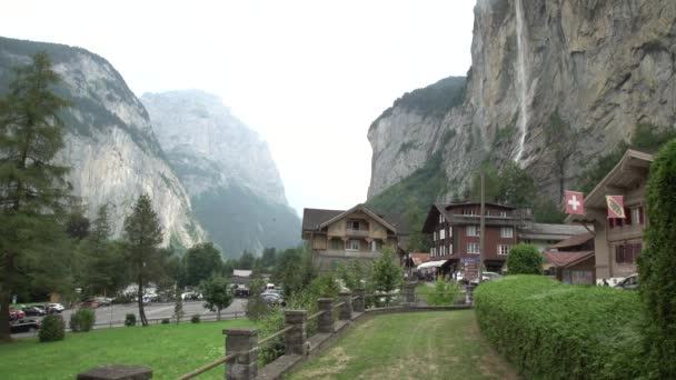 スイスの谷 の町で山の滝の裏 — ストック動画