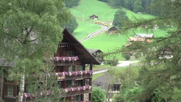 Mögött Egy Hegyi Vízesést Völgy Svájci Város — Stock videók