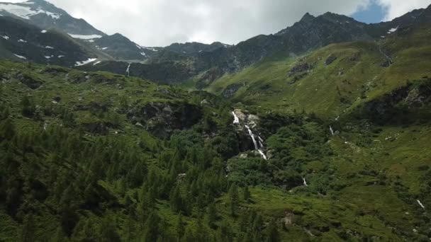 Derrière Une Cascade Montagne Dans Une Ville Une Vallée Suisse — Video