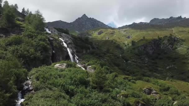 Derrière Une Cascade Montagne Dans Une Ville Une Vallée Suisse — Video