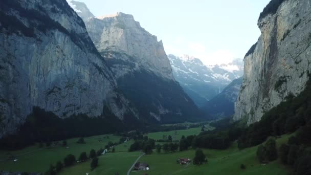 Horský Vodopád Městě Údolí Švýcarska — Stock video
