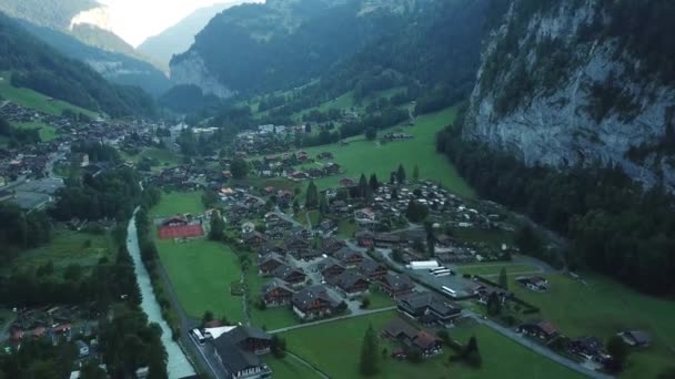 スイスの谷にある小さな観光町の空撮 — ストック動画