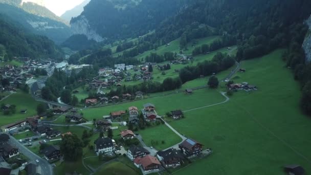 Luchtfoto Van Toeristische Stadje Een Vallei Van Zwitserland — Stockvideo