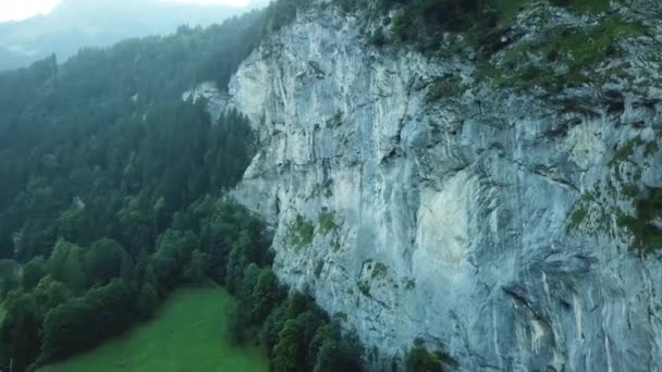 Vista Aérea Ladera Montaña Sobre Una Ciudad Valle Suiza — Vídeos de Stock