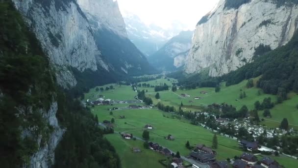 Légi Felvétel Kis Turisztikai Város Völgyben Svájc — Stock videók