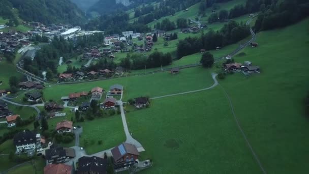 Luchtfoto Van Trein Passeren Toeristische Stad Een Vallei Van Zwitserland — Stockvideo