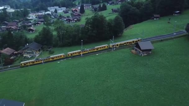Luchtfoto Van Trein Passeren Toeristische Stad Een Vallei Van Zwitserland — Stockvideo