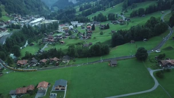 Légi Felvétel Vonat Halad Turisztikai Város Völgyben Svájc — Stock videók