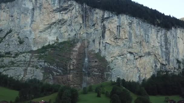 Wasserfall Oberhalb Einer Stadt Einem Tal Der Schweiz — Stockvideo