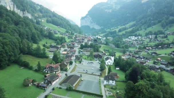スイスの谷にある小さな観光町の空撮 — ストック動画
