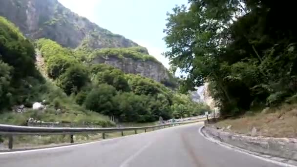 Guidare Una Strada Sinuosa Tra Montagne Della Svizzera — Video Stock