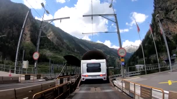 レクリエーショナル ビークル搭乗車シャトル列車スイス連邦共和国の山の — ストック動画