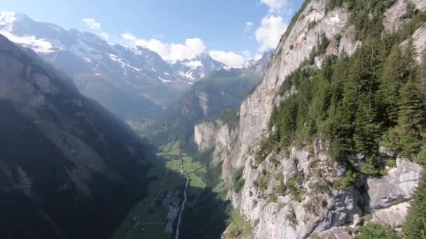 Letecký Pohled Hory Švýcarsku Výhledem Údolí Město — Stock video