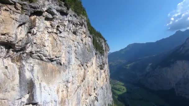 Vista Aérea Montanha Suíça Com Vista Para Vale Com Uma — Vídeo de Stock