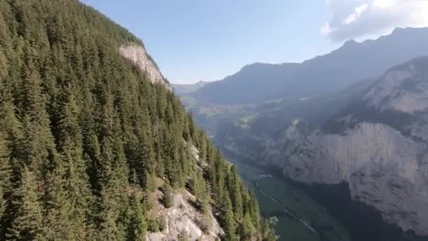 Vue Aérienne Montagne Suisse Surplombant Une Vallée Avec Une Ville — Video