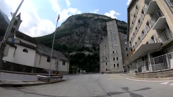 Проезд Мимо Зоны Отдыха Между Горами Швейцарии — стоковое видео