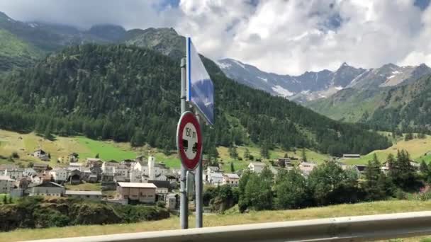 Kör Genom Staden Nedanför Berget Dal Schweiz — Stockvideo