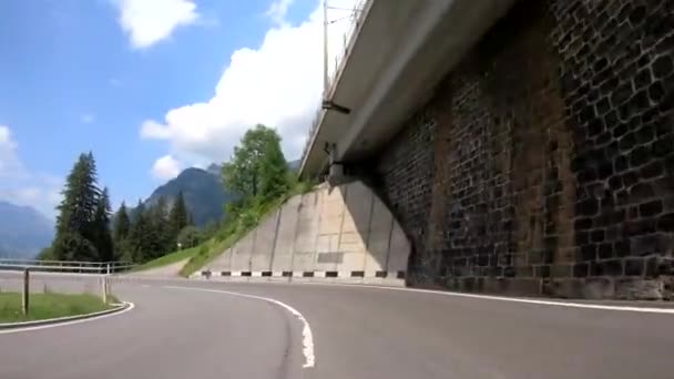 Conducir Por Una Carretera Con Curvas Entre Montañas Suiza — Vídeo de stock