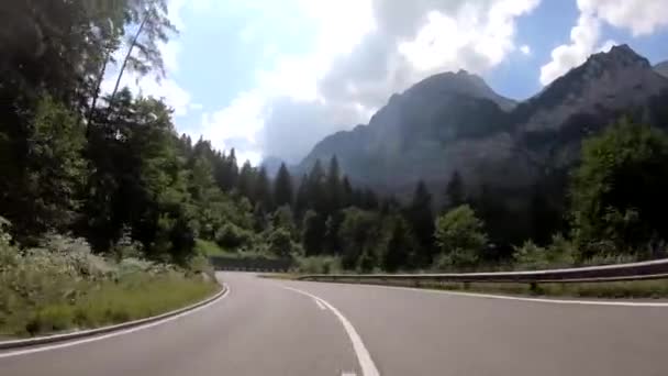 Kurvenreiche Strasse Zwischen Bergen Der Schweiz — Stockvideo