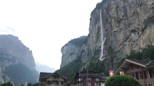 Cascata Montagna Città Con Belle Località Nella Valle Della Svizzera — Video Stock