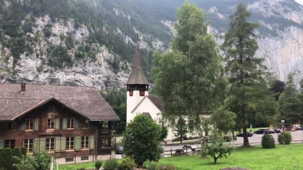 Stadskerk Huizen Een Toeristisch Stadje Een Vallei Van Zwitserland — Stockvideo