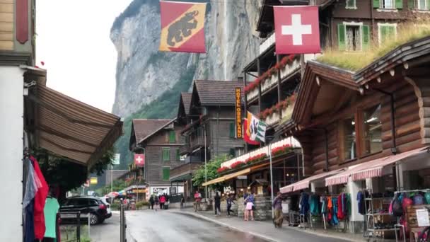 Street Emberek Egy Turisztikai Város Völgyben Svájc — Stock videók