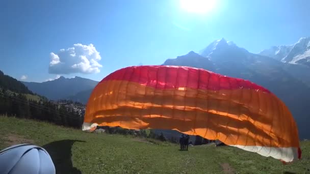 Paraglider Opstijgen Met Een Man Een Jong Meisje Een Toeristisch — Stockvideo