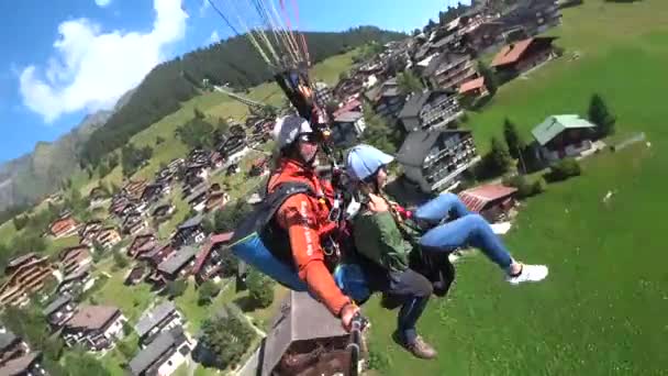 Parapente Acima Cidade Com Homem Uma Jovem Vale Suíça — Vídeo de Stock