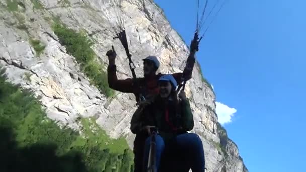 滑翔伞在山坡上 一个男人和一个年轻的女孩在瑞士的山谷里 — 图库视频影像