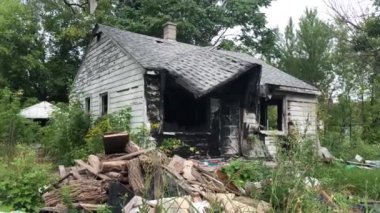 Detroit bir yangından sonra terk edilmiş küçük bir evde