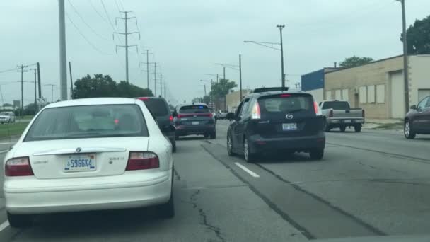 Vista desde el interior de un coche de tráfico en Detroit — Vídeo de stock