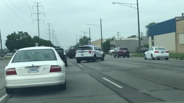 Polícia de Detroit patrulha durante manobra de captura — Vídeo de Stock