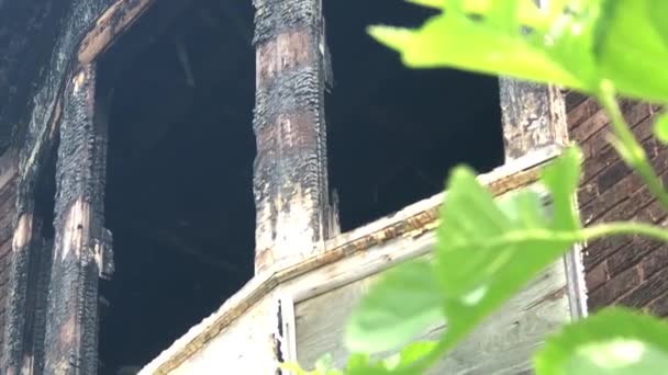 Finestra di una casa dopo un incendio — Video Stock