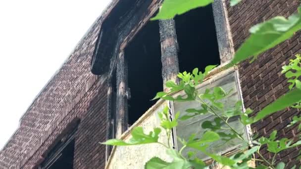Casa in cattive condizioni dopo un incendio — Video Stock