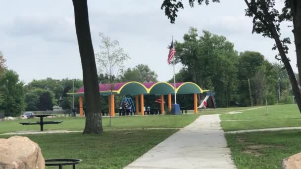 Un parc public solitaire à Detroit — Video