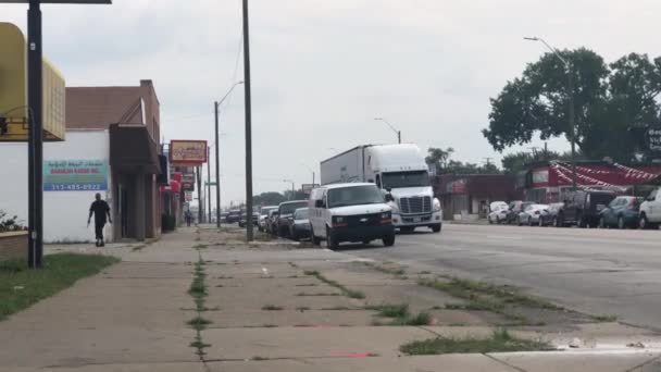 Un camión grande en una calle de Detroit — Vídeo de stock