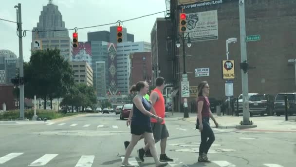 Zeitlupe von Fußgängern, die an einer Ampel die Straße überqueren — Stockvideo
