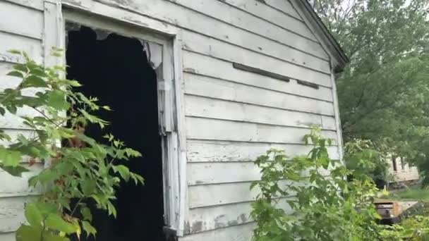 Вид на интерьер дома, разрушенного пожаром — стоковое видео