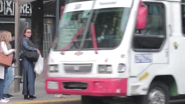 보고타에서 버스를 탑승 하는 승객 — 비디오