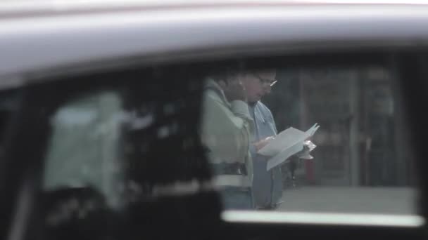 Un ingeniero y un constructor revisando un avión en la calle — Vídeo de stock