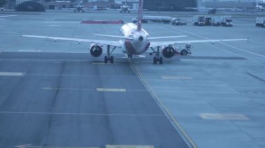 Bir Havaalanı Pist lojistik görevleri