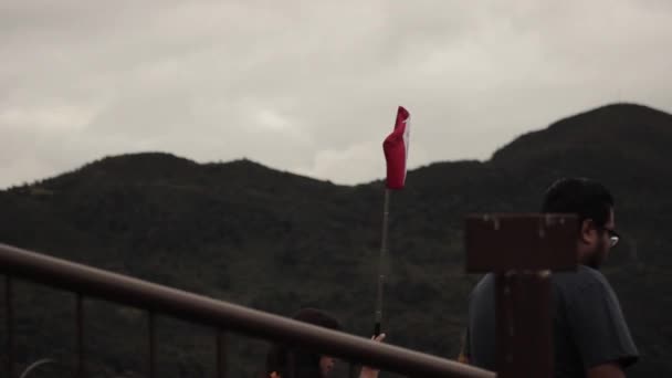 Турист Колумбії Прапор Перу Руку — стокове відео