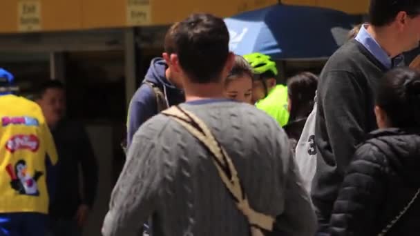 Polizia colombiana fare sorveglianza giro in bicicletta — Video Stock