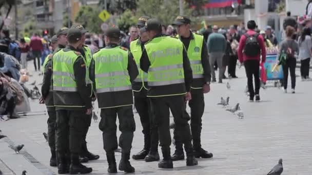 Squadra di poliziotti riuniti in una piazza di Bogotà — Video Stock