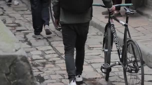 Group of cyclists in a tourist area of Bogota — Stock Video