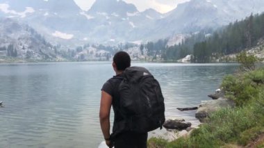 Uzun yürüyüşe çıkan kimse enjoyig California bir göl