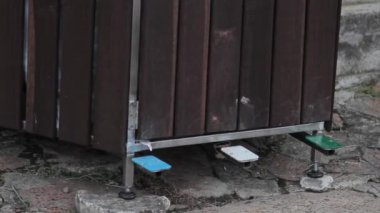Bir kadın bir plastik şişe geri dönüşüm merkezi yatırma