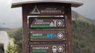 Monserrat tepe üzerinde turist işaretleri