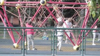 Küçük çocuklar Bogota bir parkta oynarken